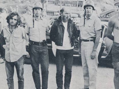 Momento da prisão de Charles Manson (à esquerda) e alguns de seus seguidores.
