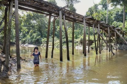 Aryana Adali se banha no rio Tacana, um dos milhares da bacia amazônica, na terra indígena Tikuna-Huitoto, em Leticia (Colômbia).