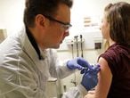 Un investigador inyecta la vacuna experimental a una paciente, en un laboratorio de Estados Unidos.