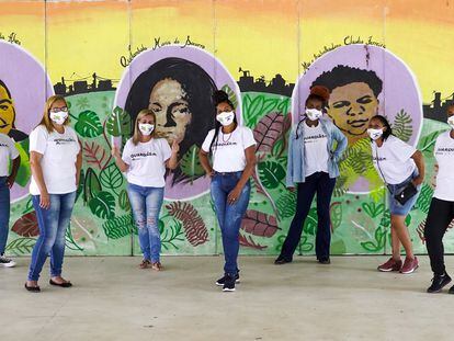 Sete mulheres que integram as 'guardiãs' do Jardim Lapena posam para fotografia na sexta-feira, 12 de fevereiro.