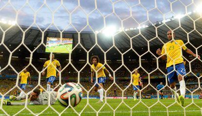 Um dos gols da Alemanha observado pelos jogadores brasileiros.