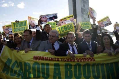 Deputados favoráveis ao impeachment protestam na Praça dos Três Poderes.