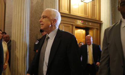 O senador John McCain, recém-operado de um câncer no cérebro, chega à votação.