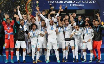 Real Madrid ergue o troféu do Mundial de Clubes