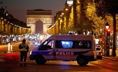 Policiais bloqueiam a avenida Champs Elysees, em Paris.