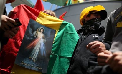 Imagem de Jesus Cristo pregada em uma bandeira boliviana em La Paz.