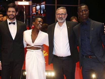 A partir da esquerda, os atores Julio Machado, Isabel Zuaa e Welket Bungue, com o diretor Marcelo Gomes (no centro), na estreia de gala de 'Joaquim' na Berlinale.