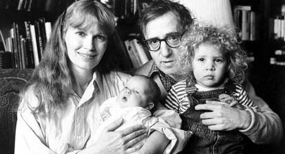 Mia Farrow e Woody Allen com Ronan -o bebê- e Dylan.