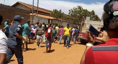 Moradores em frente à creche onde ocorreu o ataque, em Janaúba, no norte de Minas.