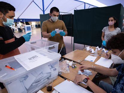 Contagem de votos no Colégio Juan Pablo Duarte, neste domingo em Santiago (Chile).