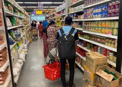 Moradores de Yangon, principal cidade mianmarense, fazem compras em um supermercado nesta quarta-feira, após a declaração de uma "guerra defensiva" contra a junta militar por parte do governo paralelo.