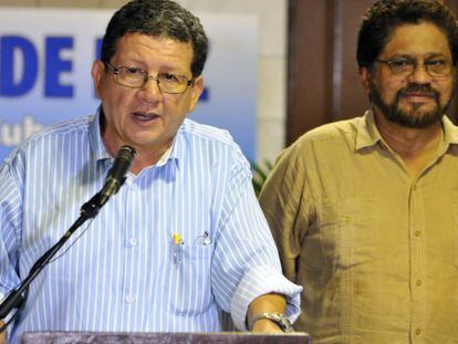 O segundo homem das FARC, Luciano Marín, escuta o membro da guerrilha Pablo Catatumbo, em Havana.
