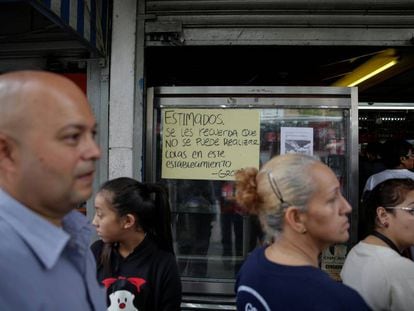 Padaria na Venezuela exibe um cartaz pedindo para que os clientes n&atilde;o fa&ccedil;am fila.