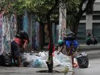Personas sin hogar esperan ayuda durante la pandemia de Coronavírus este lunes, en Río de Janeiro (Brasi).