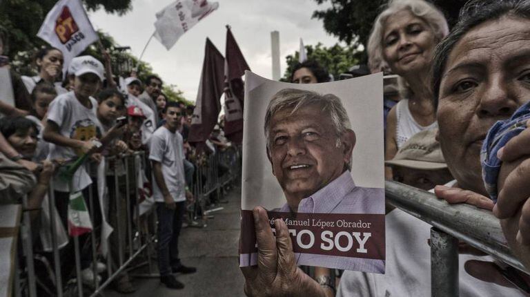 Seguidores de López Obrador aguardam sua chegada durante um comício em Jalisco.