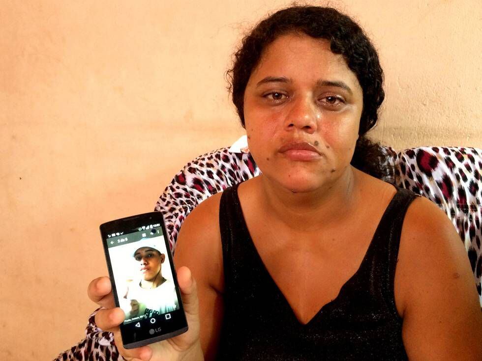 Adriana mostra a foto do seu filho, um dos jovens assassinados por policiais em Costa Barros. A mulher tentou se suicidar várias vezes depois da morte do filho. Os quatro policiais envolvidos na chacina aguardam o julgamento em liberdade.