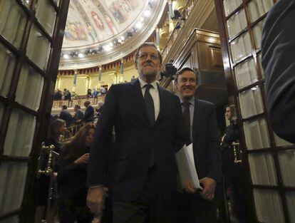 Mariano Rajoy ao sair do salão do Congresso após ser escolhido como primeiro-ministro.