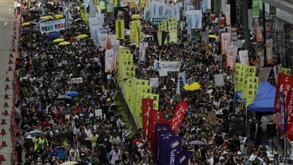 Milhares de pessoas saem em passeata em favor da democracia em Hong Kong.