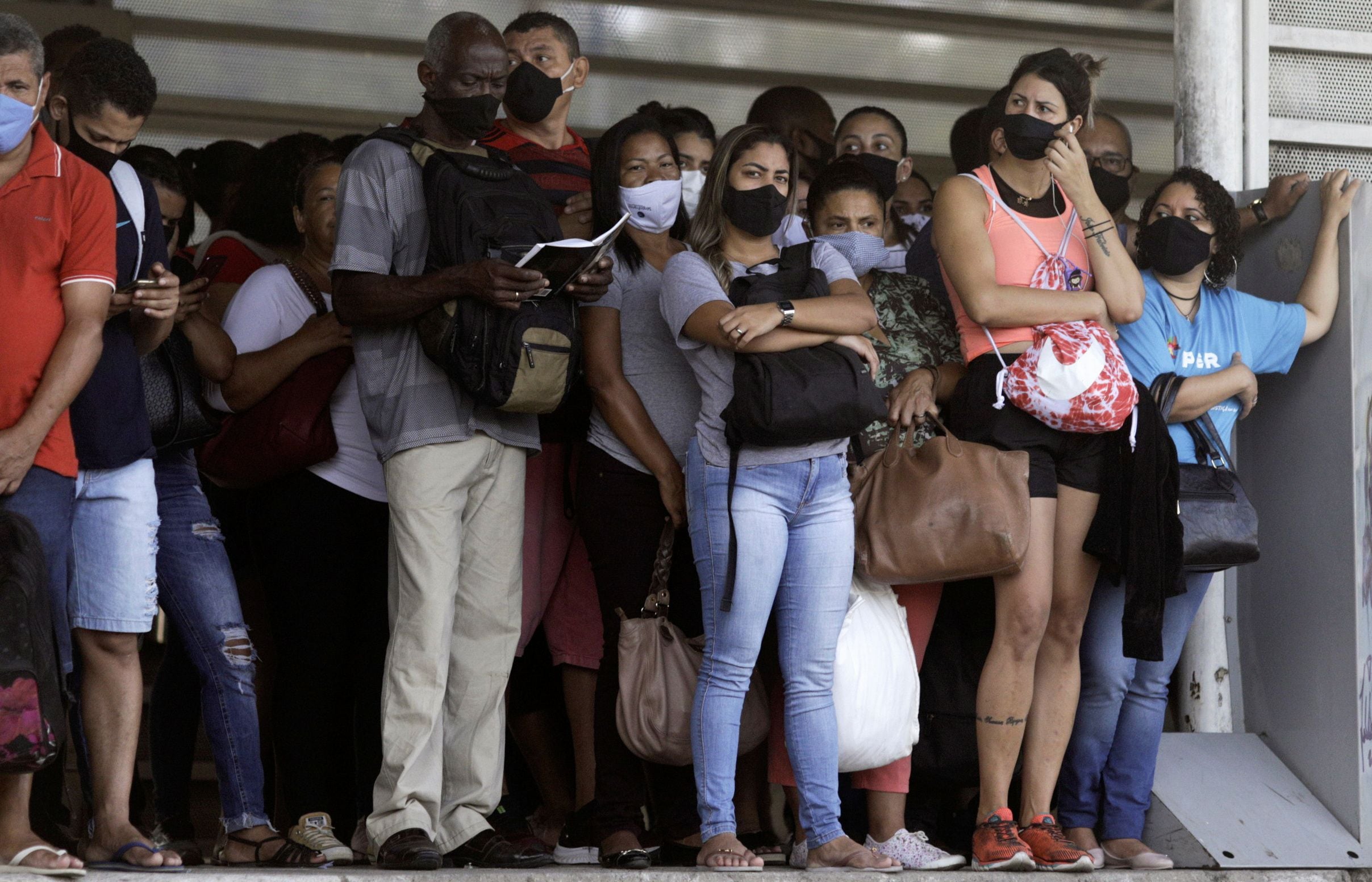 Passageiros aguardam por um ônibus no Rio de Janeiro na sexta, 5 de março. 