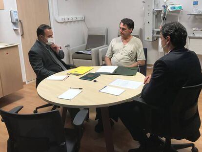 Bolsonaro recebe ministro e assessor no hospital em São Paulo.