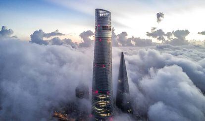 Vista da Torre de Xangai em meio à névoa.