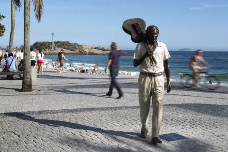 Estátua em homenagem a Tom Jobim em Arpoador.