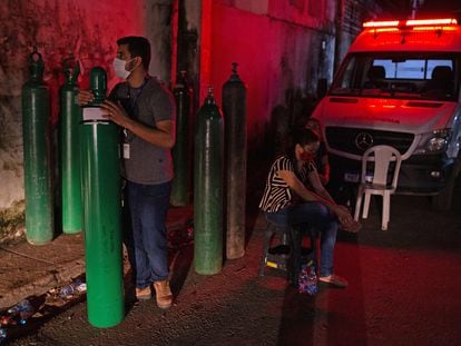 Um homem segura um cilindro de oxigênio em Manaus na última sexta-feira, 15 de janeiro. Familiares de pessoas hospitalizadas tiveram que comprar insumo para suprir falta nos hospitais.