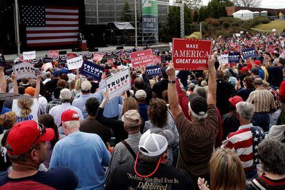 Seguidores de Trump em um comício na Carolina do Norte em 14 de outubro.