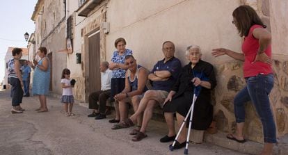 Tertulia, uma das ruas de Olmeda de la Cuesta, onde moram apenas 15 residentes fixos durante o ano. Com muletas, Flora Vergara, de 88 anos, uma das veteranas.
