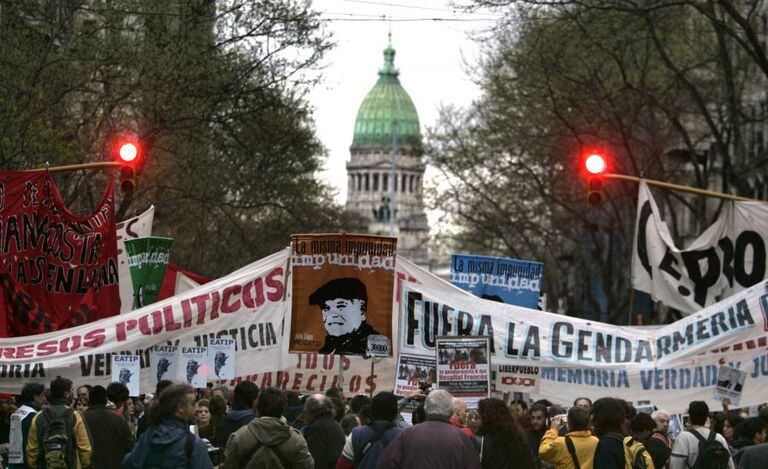Marcha para marcar o aniversário do desaparecimento de Jorge Julio López, testemunha-chave no julgamento do ex-policial Miguel Etchecolatz, acusado de torturas durante a ditadura.