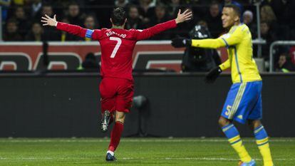 Cristiano Ronaldo celebra um de seus gols contra a Suécia.