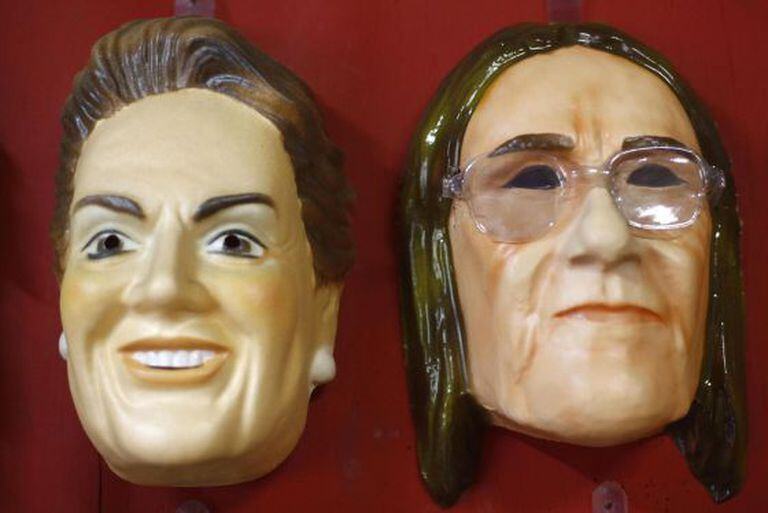 Máscaras dos rostos de Dilma e Graça Foster.