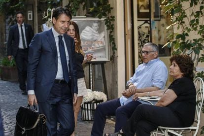 Giuseppe Conte chega à sua casa, no centro de Roma, em 26 de maio de 2018
