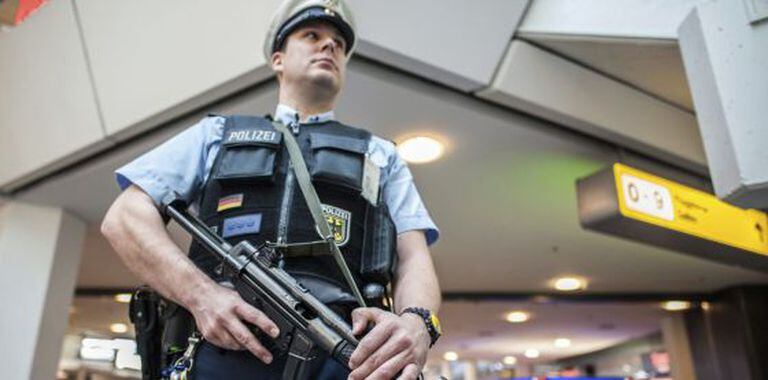 Policial vigia o aeroporto Tegel, em Berlim.