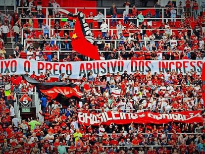 Torcida do Flamengo protesta contra ingressos caros na Ilha do Urubu.