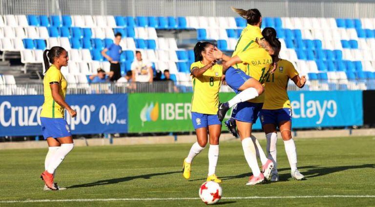 Jogadoras comemoram gol contra a Espanha, no último sábado.