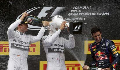 Rosberg molha Hamilton em frente a Ricciardo.