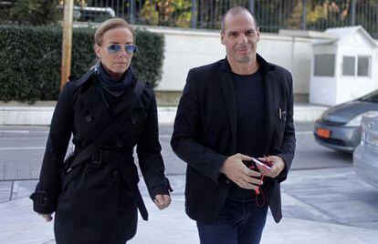 Varoufakis e sua mulher chegam ao parlamento grego.