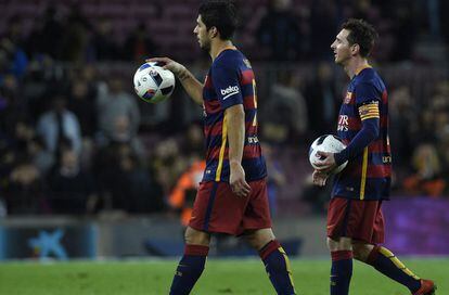 Su&aacute;rez e Messi levaram as bolas do jogo para casa.