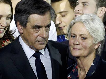 François Fillon, ao lado de sua mulher, Penelope, durante evento político em janeiro.