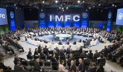 Reunião de ministros das Finanças e presidentes de bancos centrais durante Assembleia Anual do FMI realizada em Lima.