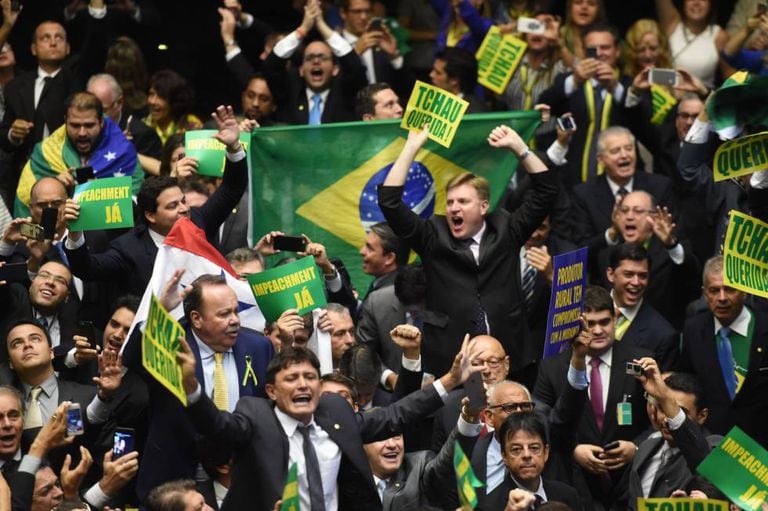 Deputados da oposição comemoram aprovação do processo de impeachment da Câmara.