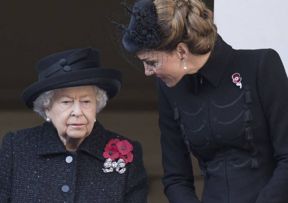 Elizabeth II com Kate Middleton no domingo passado.