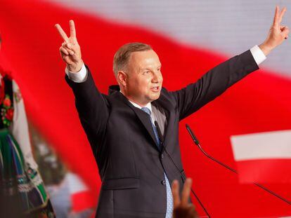 Andrzej Duda faz um gesto de vitória a seus simpatizantes após conhecer os resultados das pesquisas, neste domingo, em Lowicz.