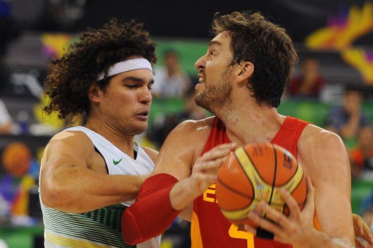 Pau Gasol escapa do brasileiro Varejao.