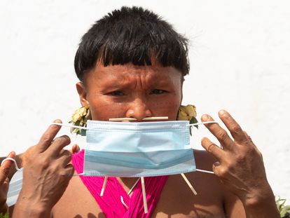 Uma indígena yanomami com uma máscara em 30 de junho em Alto Alegre. Segundo a Articulação dos Povos Indígenas do Brasil, há mais de 17.000 indígenas contaminados por covid-19, 547 mortos e 143 povos atingidos.