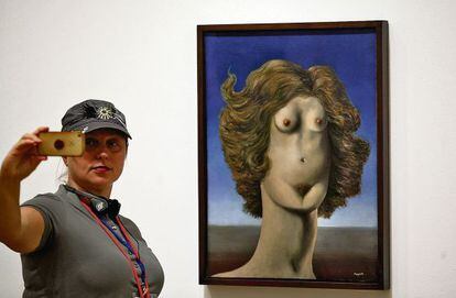 Visitante, tira uma 'selfie' diante do 'Le Viol', de Magritte, no MOMA.