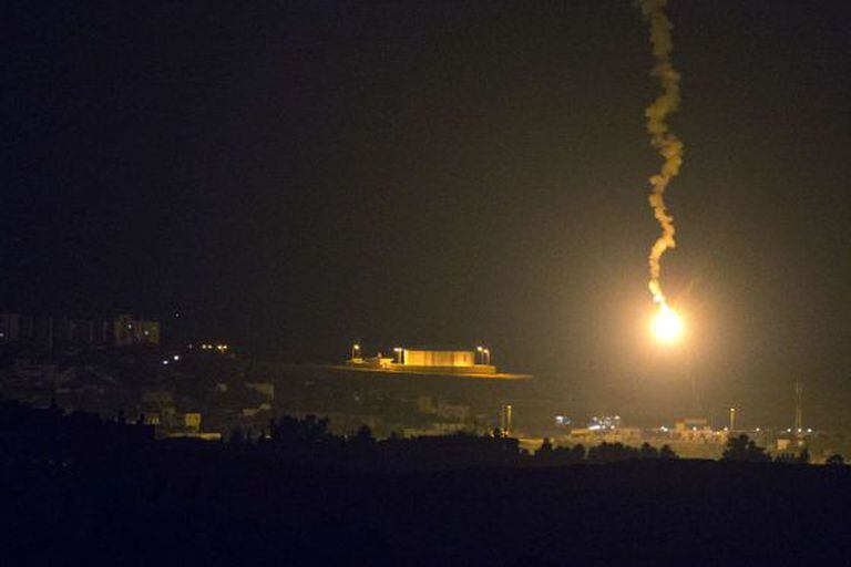 Um sinalizador próximo à Faixa de Gaza, disparado em Israel.