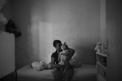 A brasileira Markione Gomes da Rocha, 29, e Pérola, 1, em Recife, onde a filha recebe tratamento para a microcefalia, causada pelo vírus da zika.