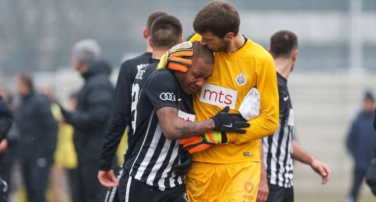 Everton Luiz é confortado pelo goleiro Kljajic.